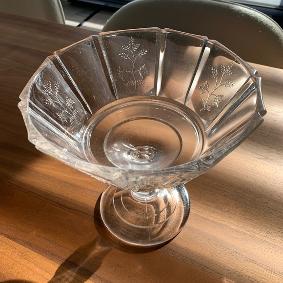 Antique 1885 American Bryce Higbee EAPG pattern glass ‘Sprig’. Pedestal bowl. - Picture 2 of 6